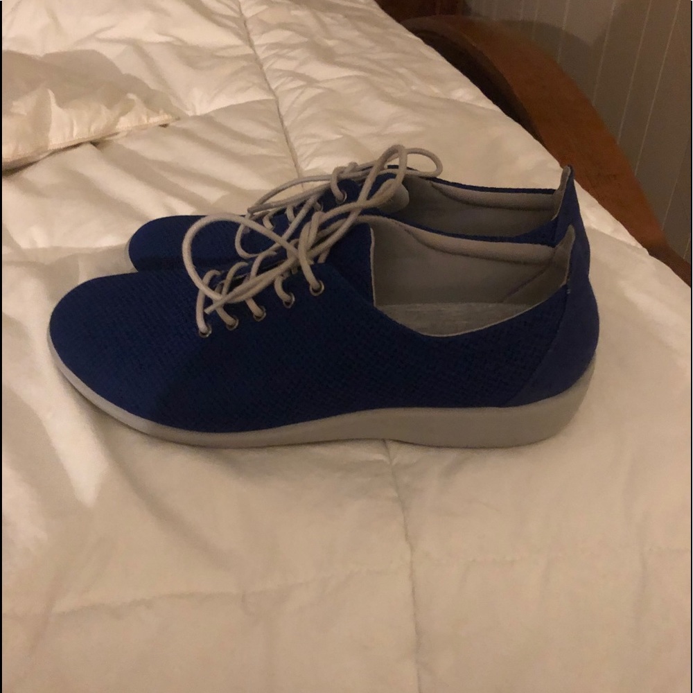 Clark's Womans size 9 blue shoe